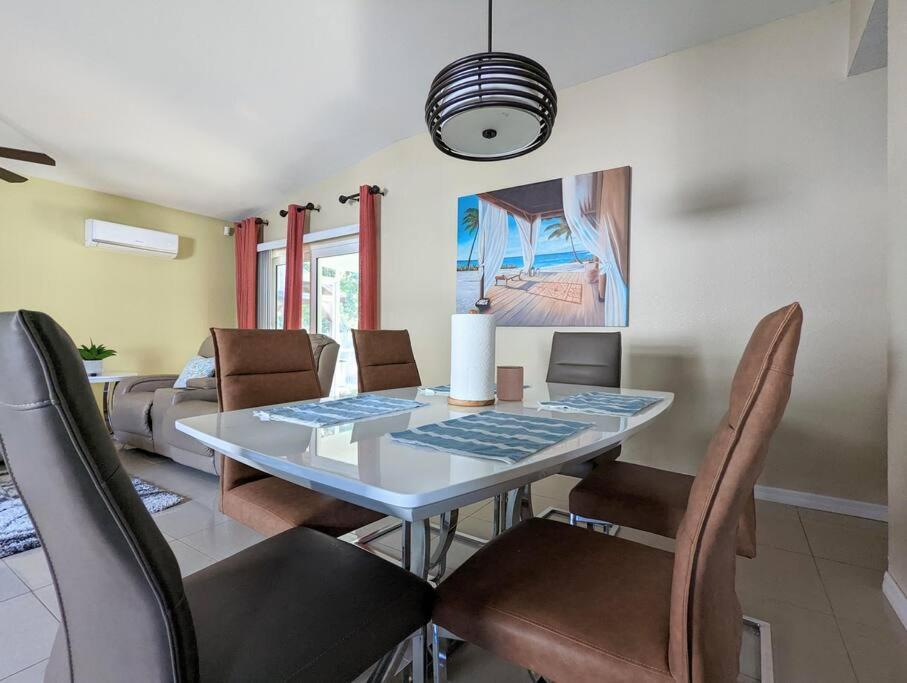 3Bed & 2Bath Property Couple Minutes From Siesta Key Beach & Downtown サラソータ エクステリア 写真