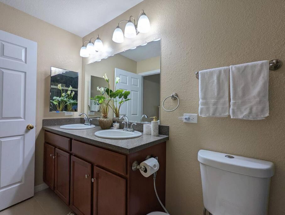 3Bed & 2Bath Property Couple Minutes From Siesta Key Beach & Downtown サラソータ エクステリア 写真