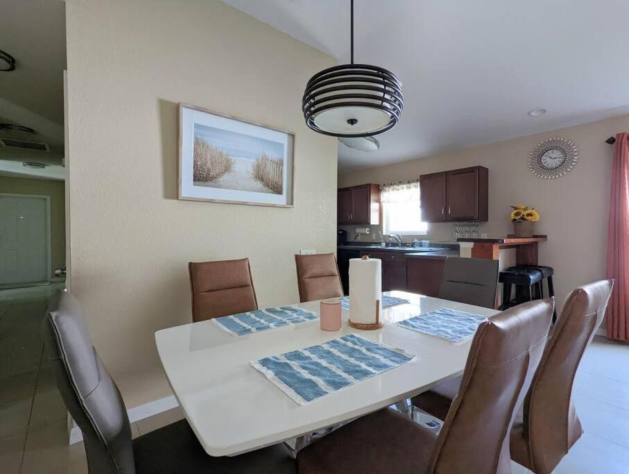 3Bed & 2Bath Property Couple Minutes From Siesta Key Beach & Downtown サラソータ エクステリア 写真