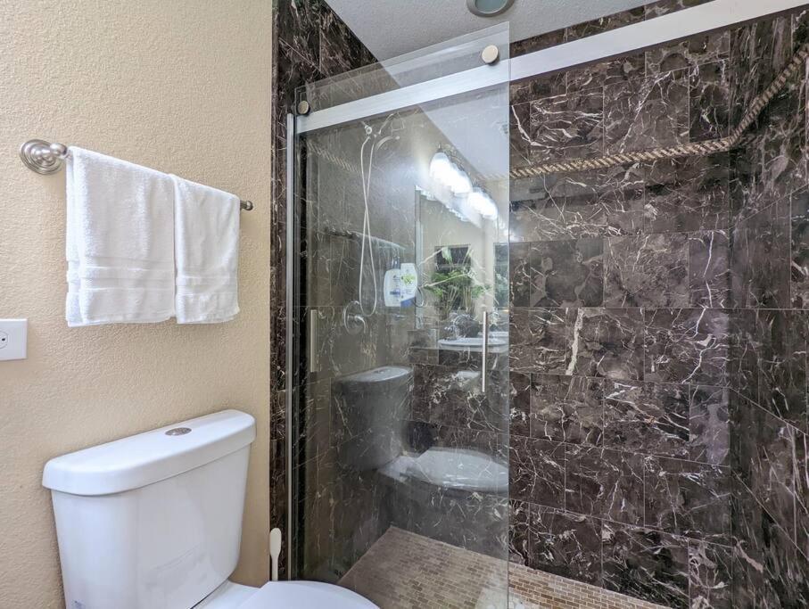 3Bed & 2Bath Property Couple Minutes From Siesta Key Beach & Downtown サラソータ エクステリア 写真