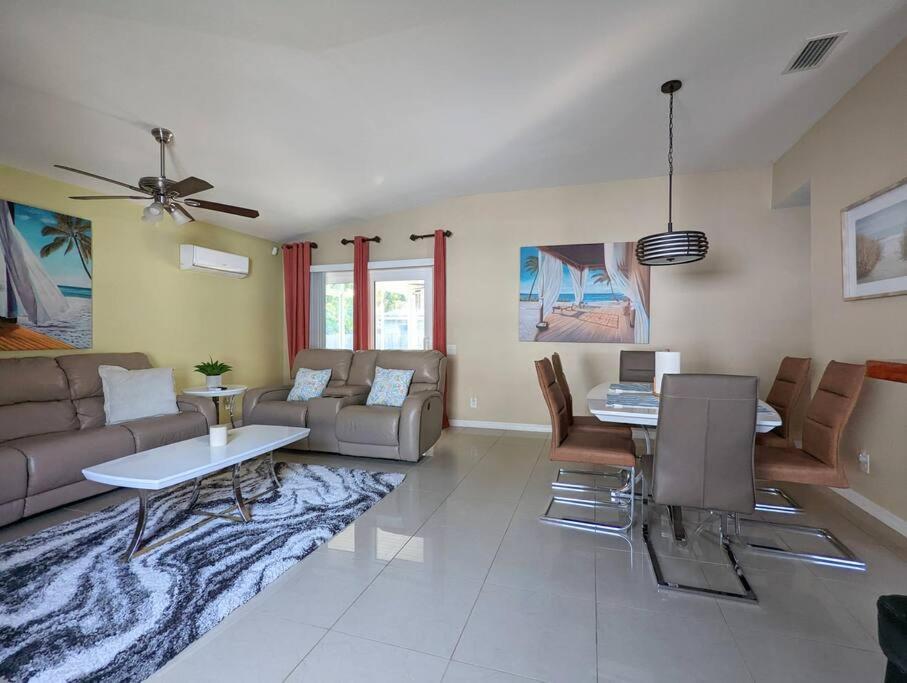 3Bed & 2Bath Property Couple Minutes From Siesta Key Beach & Downtown サラソータ エクステリア 写真