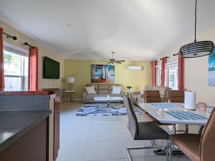 3Bed & 2Bath Property Couple Minutes From Siesta Key Beach & Downtown サラソータ エクステリア 写真