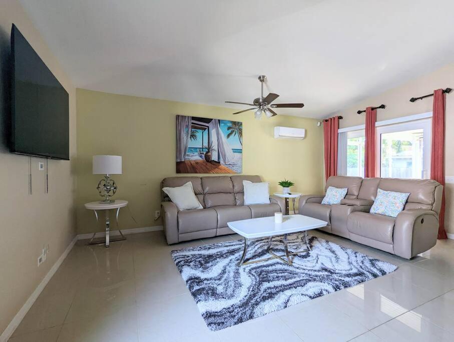 3Bed & 2Bath Property Couple Minutes From Siesta Key Beach & Downtown サラソータ エクステリア 写真