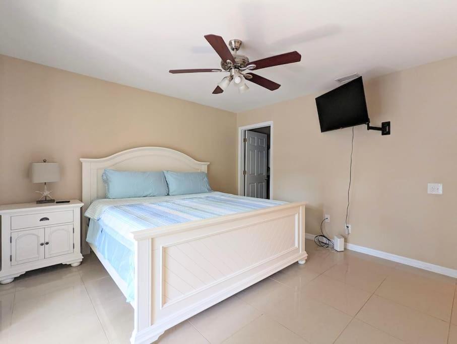 3Bed & 2Bath Property Couple Minutes From Siesta Key Beach & Downtown サラソータ エクステリア 写真