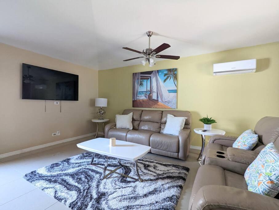 3Bed & 2Bath Property Couple Minutes From Siesta Key Beach & Downtown サラソータ エクステリア 写真